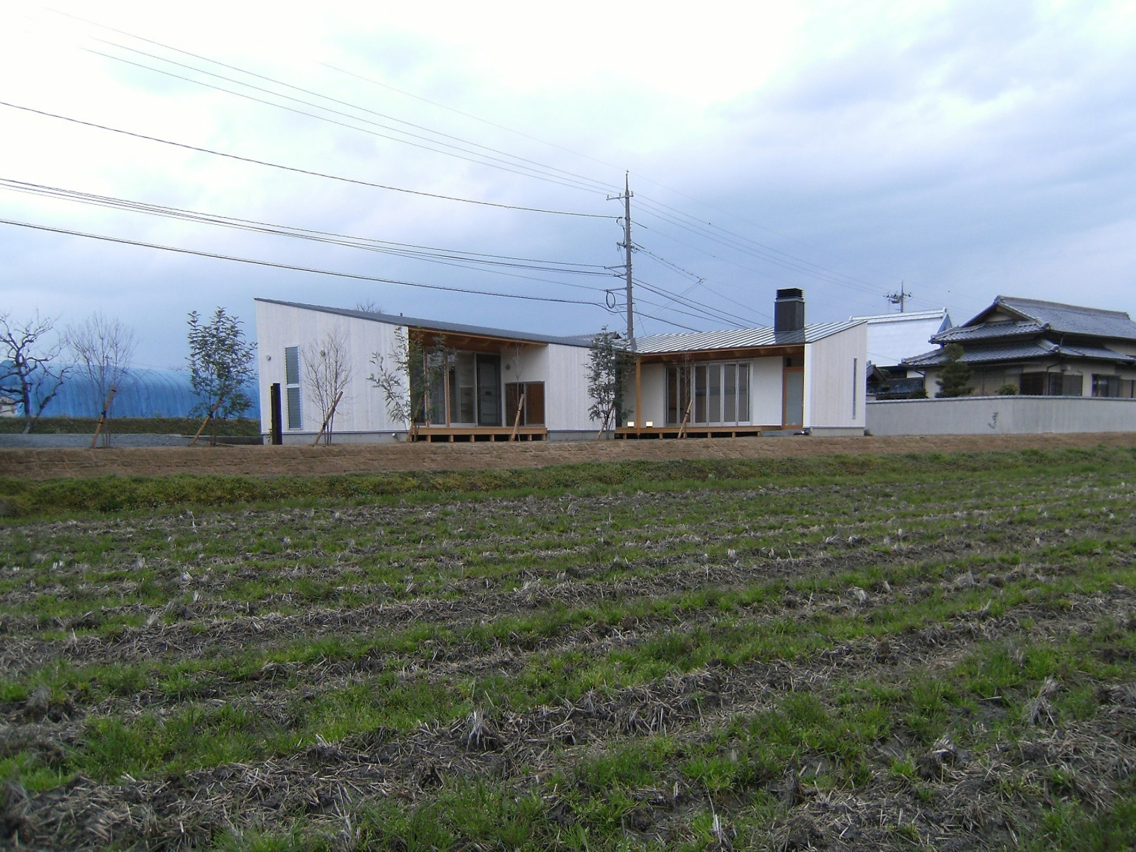 田畑と空におなかを見せて暮らす家