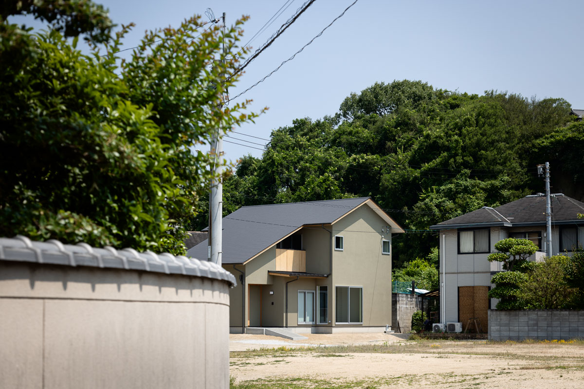 海と山の町の住宅 new!